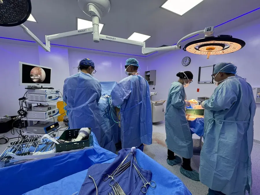 Equipo médico durante una cirugía artroscópica de rodilla